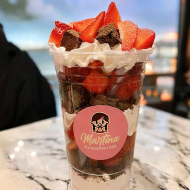 FRESAS CON TROCITOS DE BROWNIE Y CREMA CHICAS