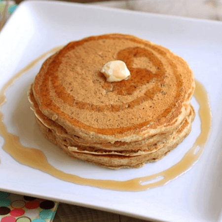 Hot cakes con mermelada y mantequilla