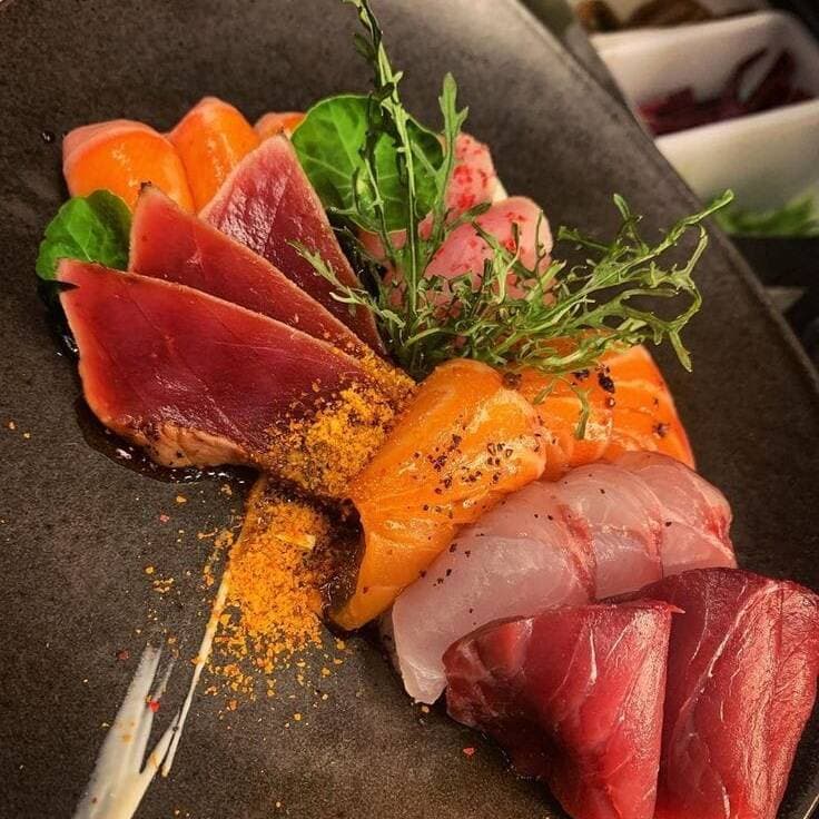 12 CORTES DE SASHIMI CON VEGETALES RAYADOS