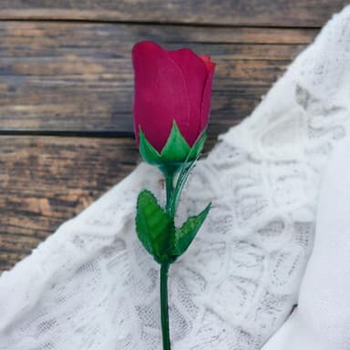 Rosa Artificial de Terciopelo y Plástico