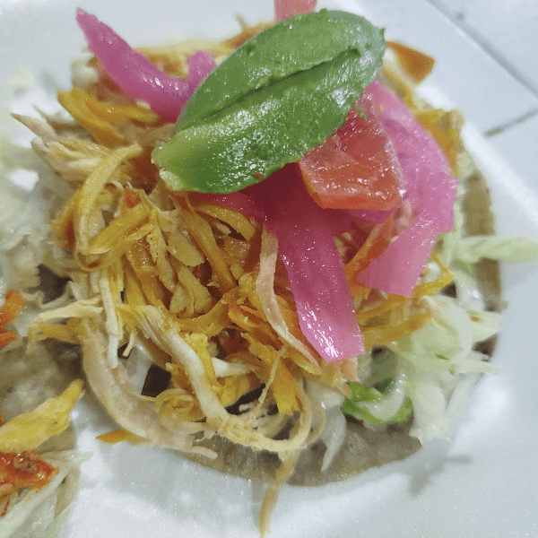 Panucho de pollo (1 pza).