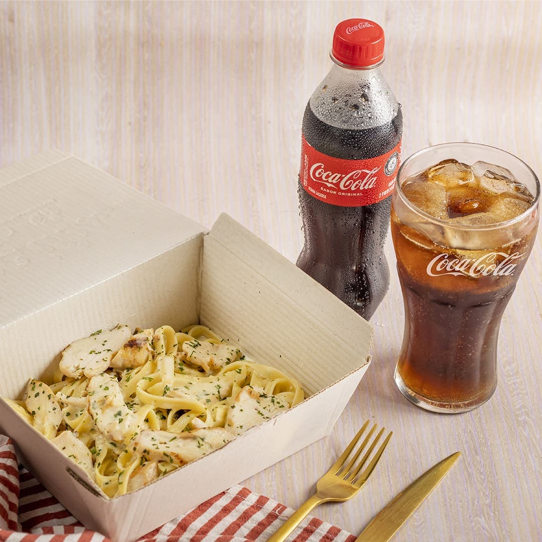 FETTUCCINE ALFREDO CON POLLO + COCA COLA