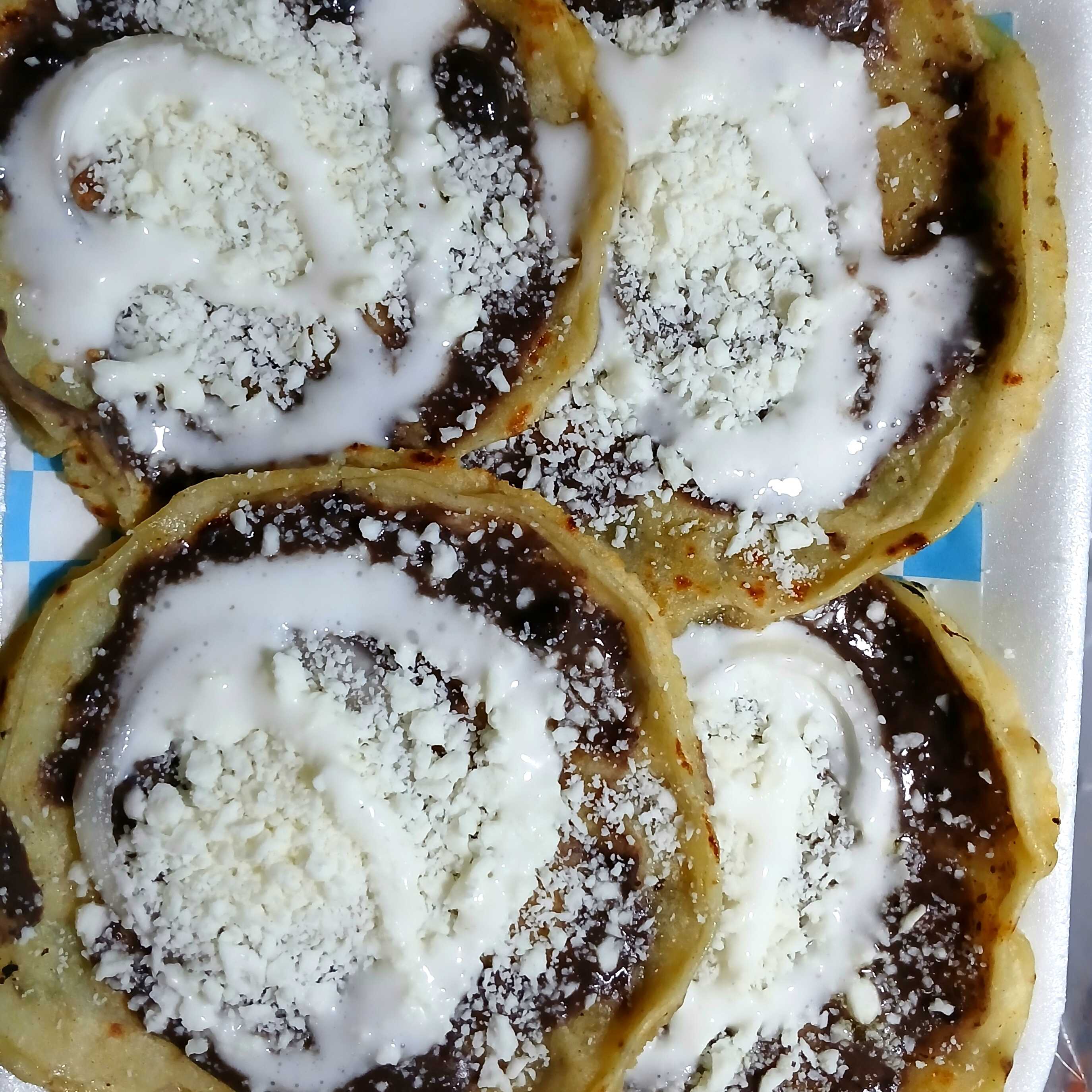 4 picaditas de frijoles