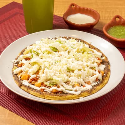 Sope con tinga de pollo