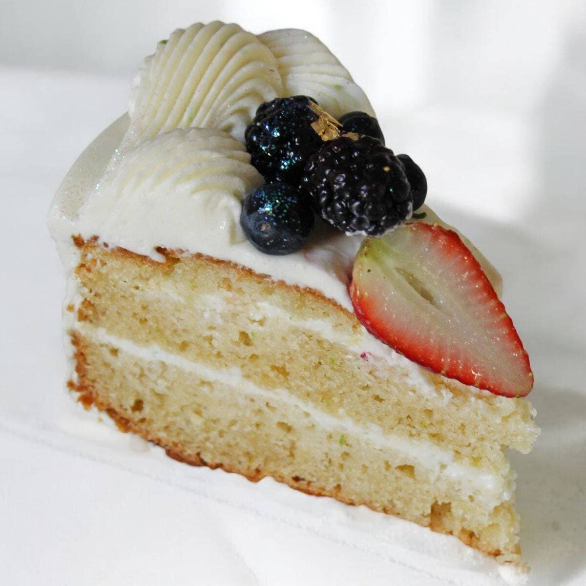 Rebanada de Pastel de Limón con Frutos Rojos