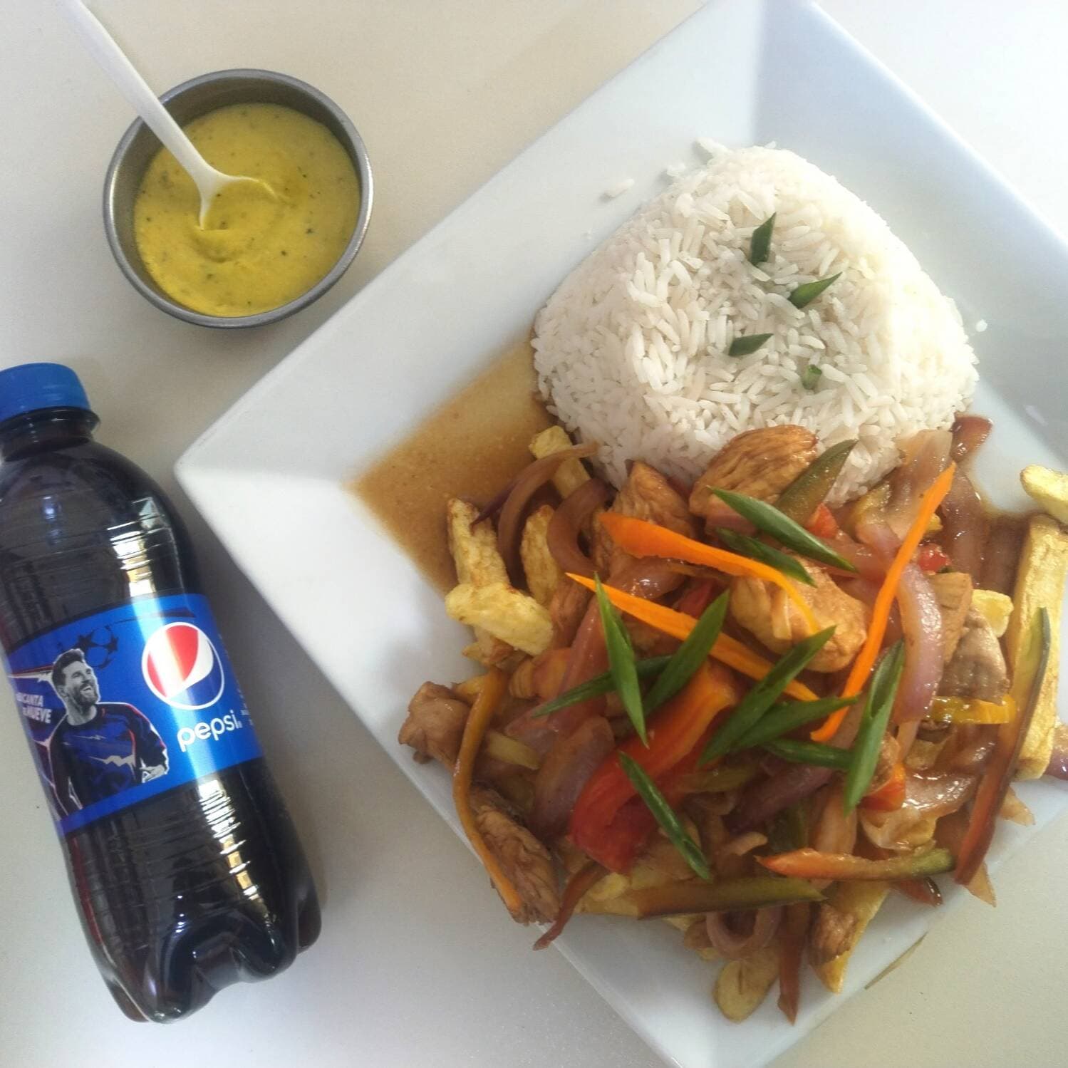 Lomo Saltado y Pollo Saltado más 2 Pepsi