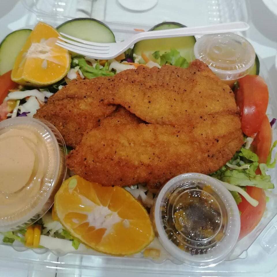 Ensalada con filete de pescado empanizado