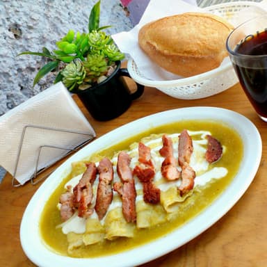 Enchiladas Suizas con Arrachera + Fruta + Café