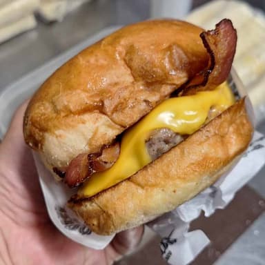 Cheese Burger + Papas + Bebida.