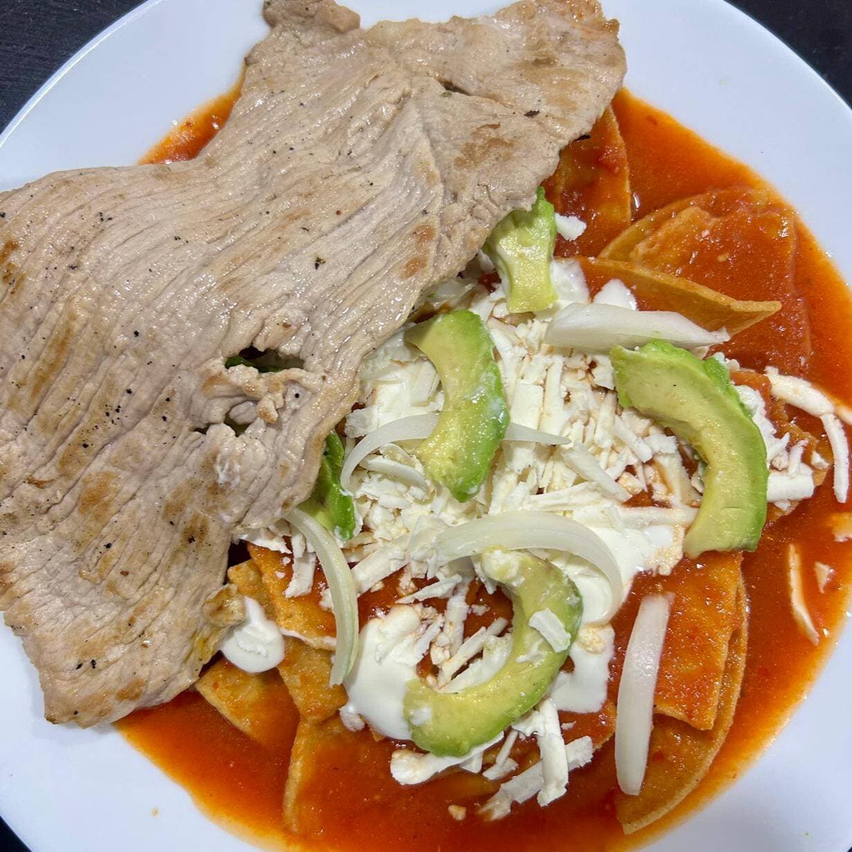 Chilaquiles Rojos con Bistec