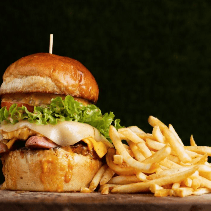 Chicago Burger + Papas + Bebida