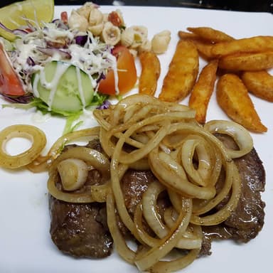Lomito Encebollado con Ensalada y Papas