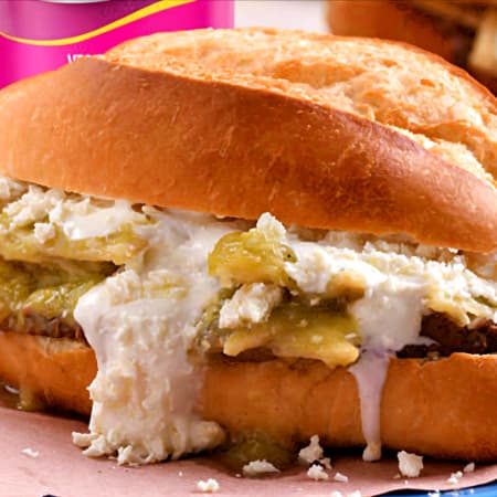 Torta de Chilaquiles Verdes con Pechuga Asada