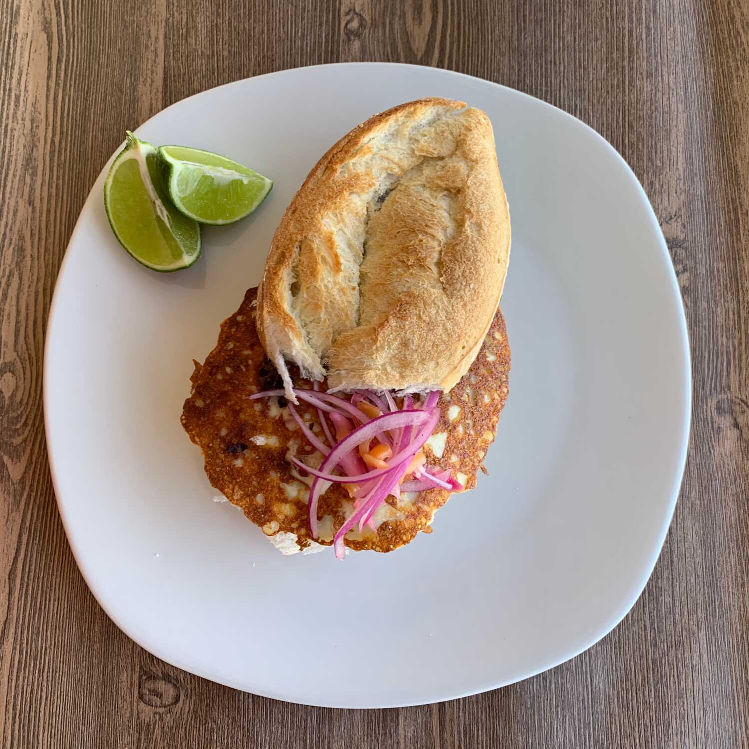 Torta de Cochinita con Costra de Queso
