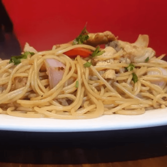 Tallarín saltado de pollo