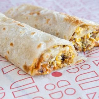BURRITO DE CHILAQUILES CON POLLO
