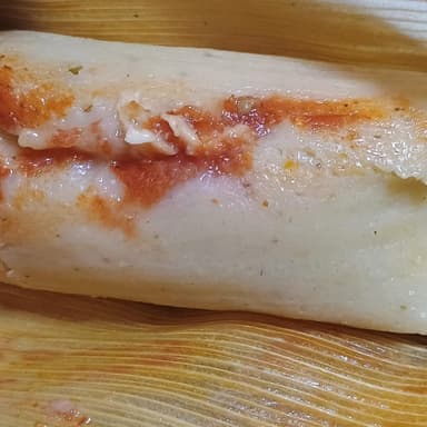 Tamal hoja de maíz rajas con queso