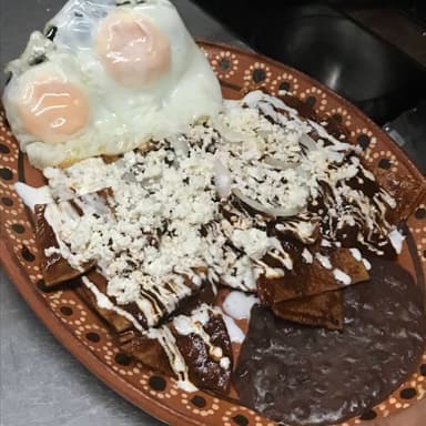 Chilaquiles de Mole Con Huevo