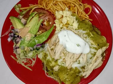 Enchiladas Verdes/Queso/Arrachera/Papas y Bebida.