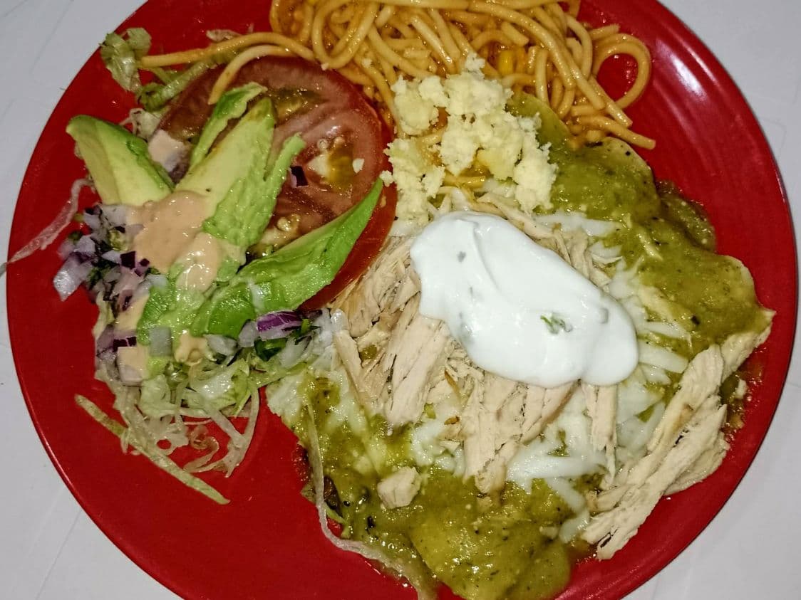Enchiladas Verdes/Queso/Arrachera/Papas y Bebida.