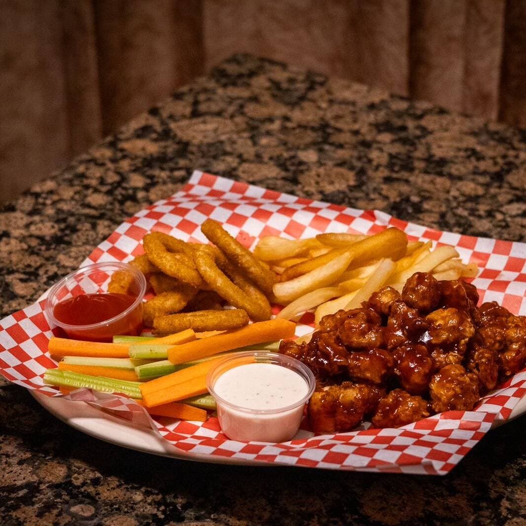 Sampler (Boneless, Aros de Cebolla, Papas Fritas)