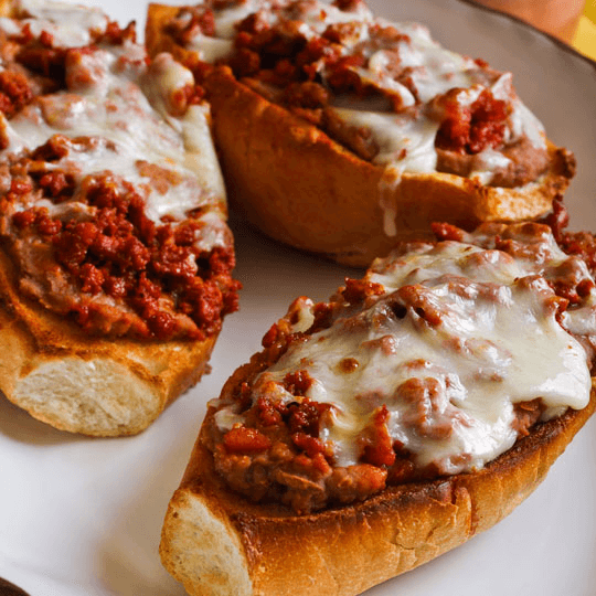 Molletes Salados de Frijol Chorizo y queso