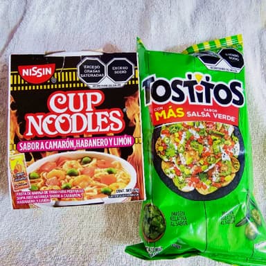 Nissin Negra Preparada Con Tostitos Verdes