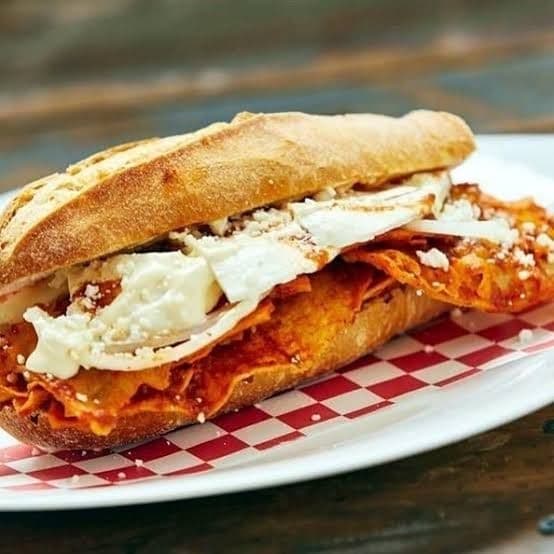 Lonche de chilaquiles rojos