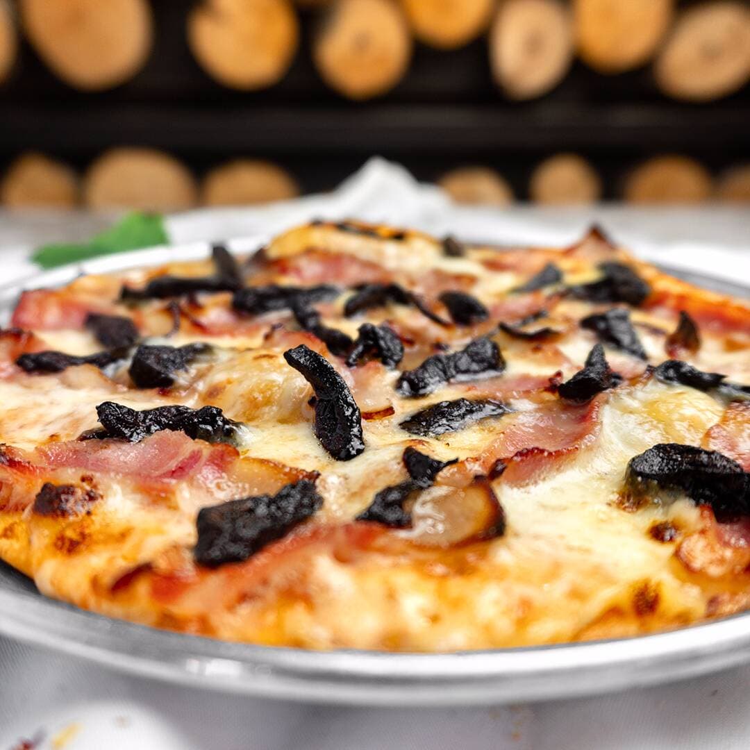 Pizza Ciruela y Tocineta