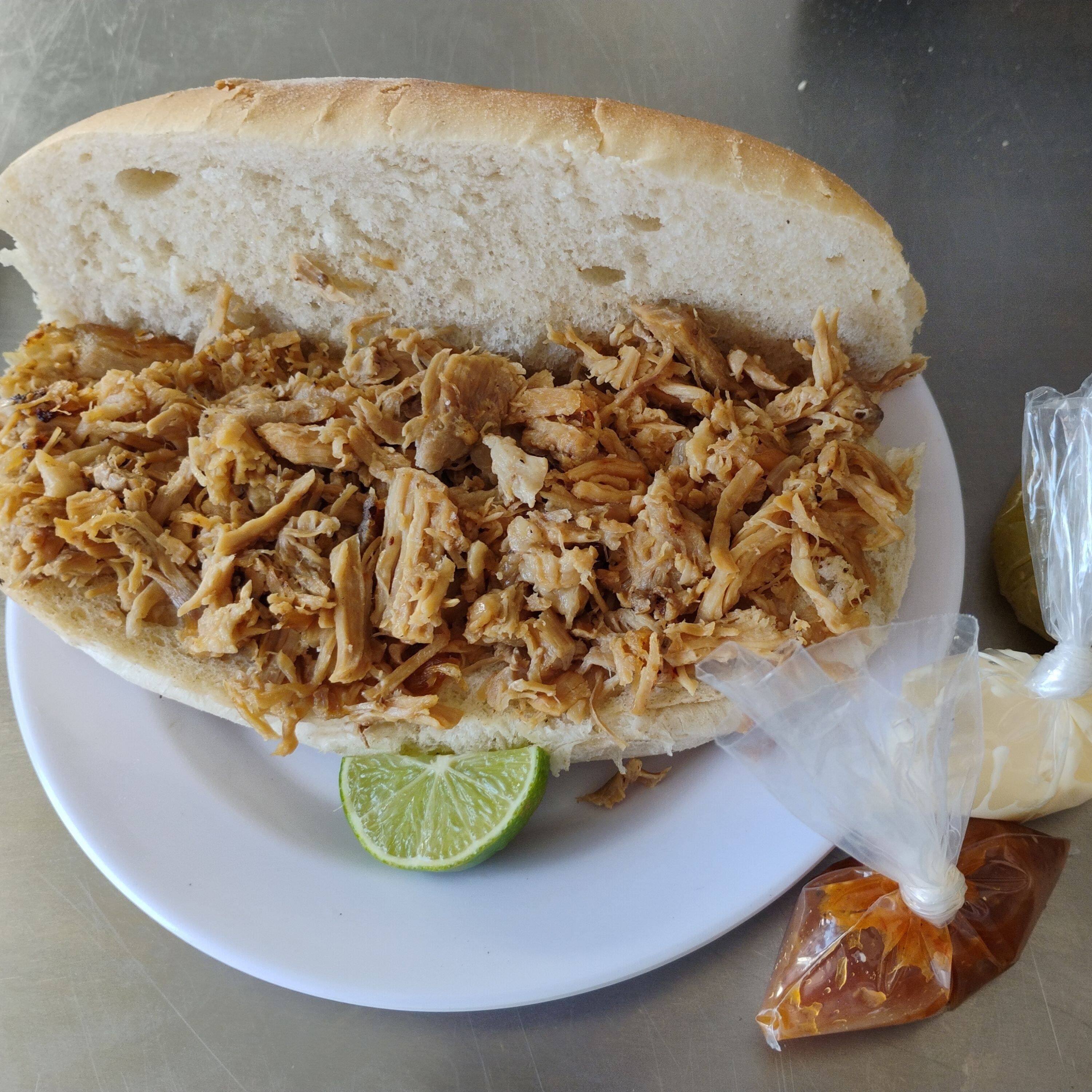 3 Tortas de Carnitas Estilo
