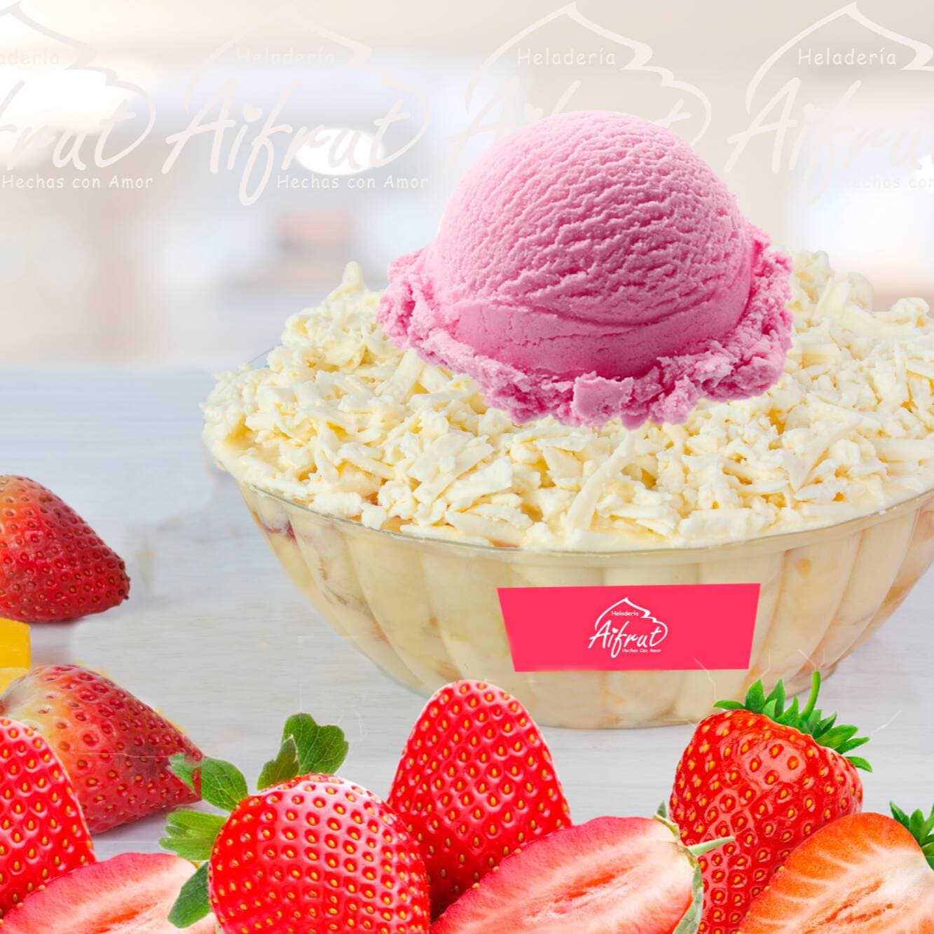 Fresas grandes con crema y helado