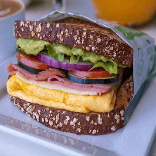 Sandwich de huevo con jamon