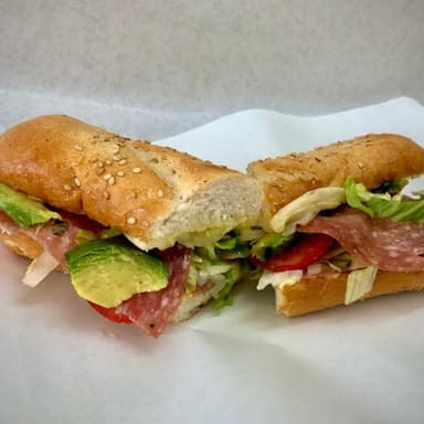 Panino de salami y queso gratinado