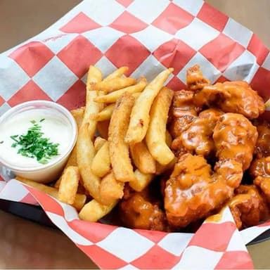5 Alitas con Papas Fritas