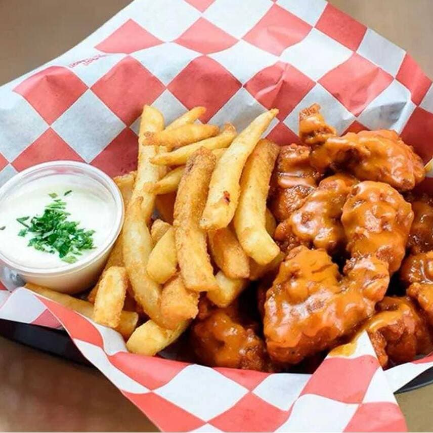 5 Alitas con Papas Fritas
