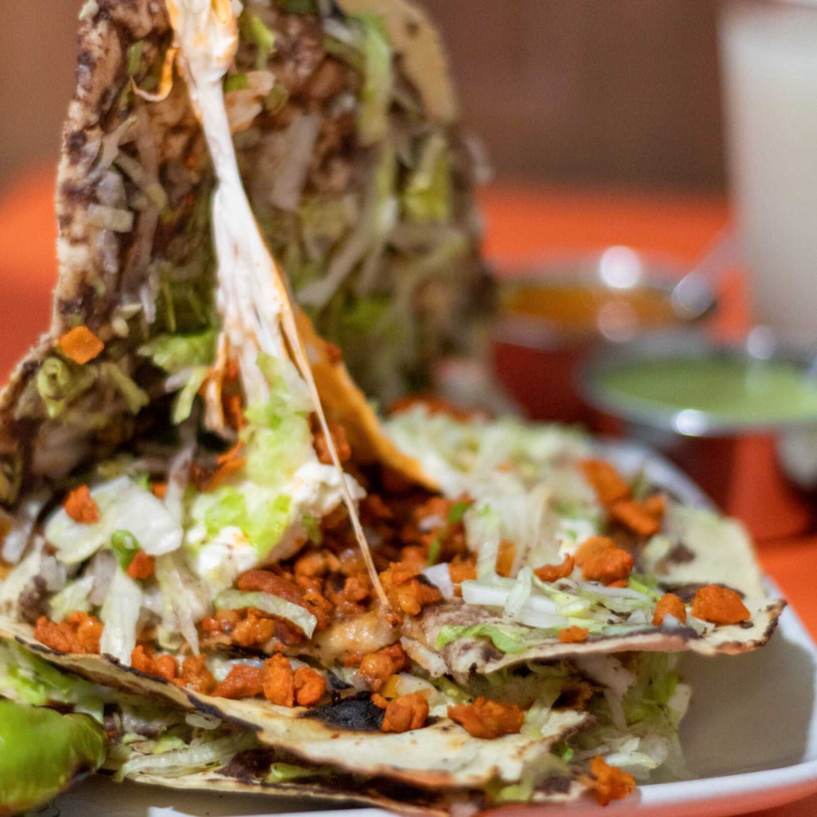 Tlayuda con carne al pastor
