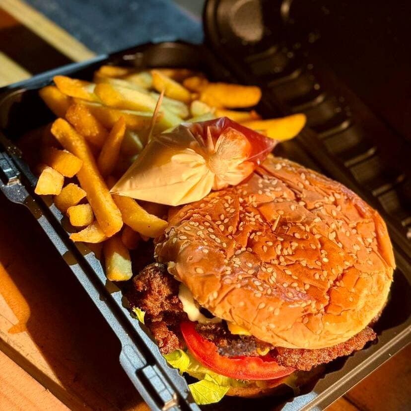 Hamburguesa Especial Con Papas Fritas!