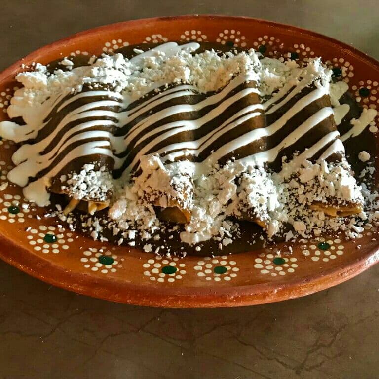 Enmoladas Sencillas Acompañadas de Pan Blanco