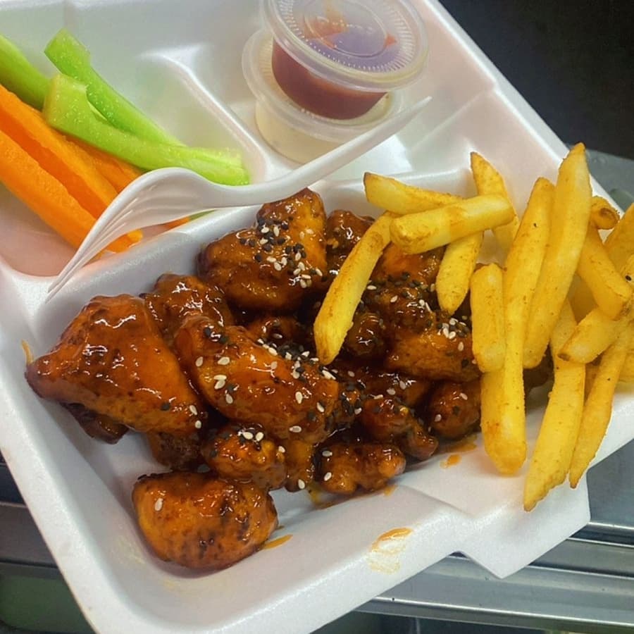 boneless con papas fritas