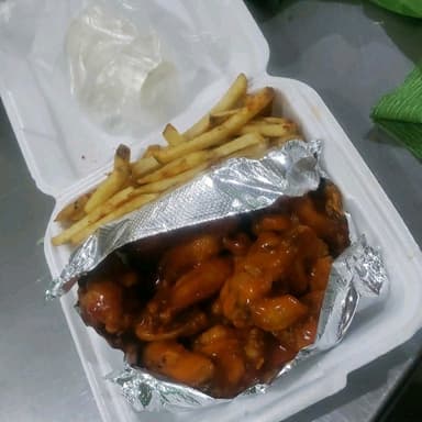 Alitas Pollo 400 grs con 🍟