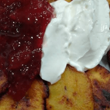 Platano Frito con Lechera y Mermelada