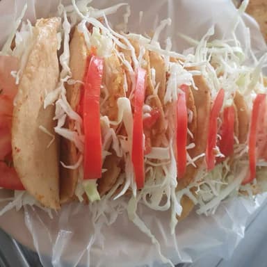 Tacos dorados de carne deshebrada