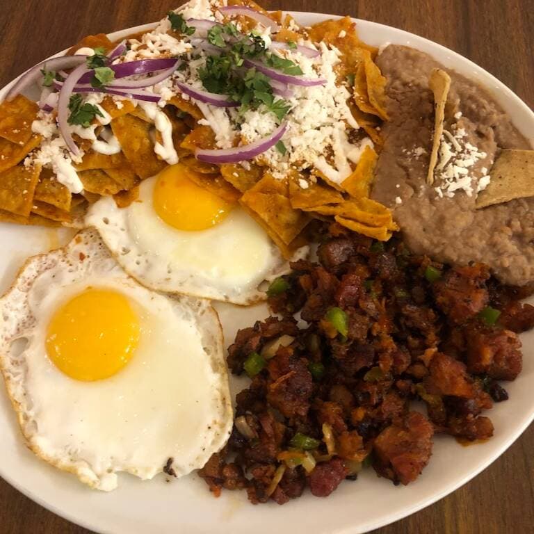 Chilaquiles con Chicharrón Prensado y 2 Huevos