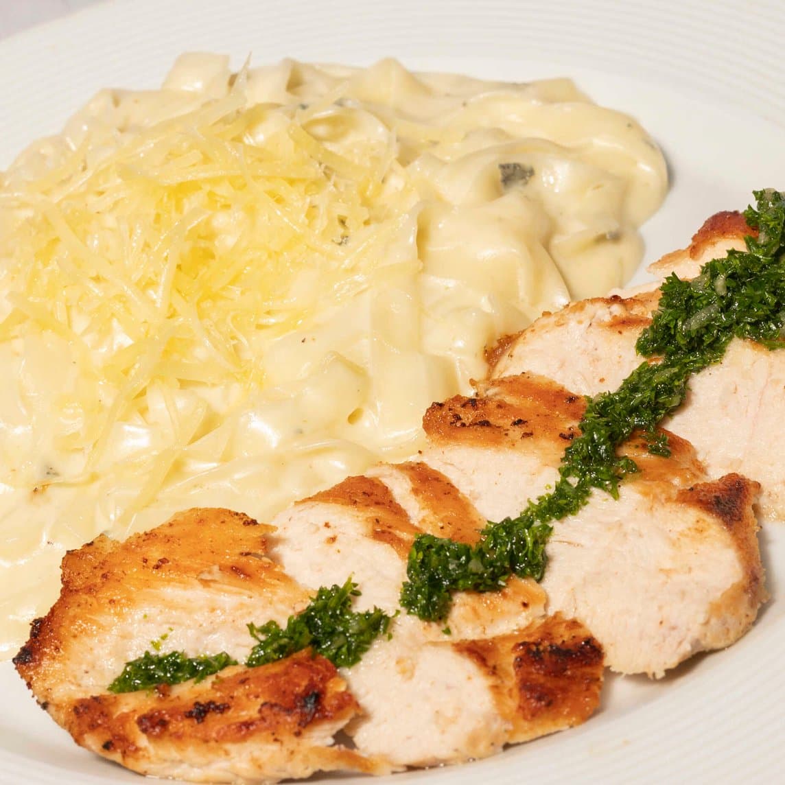 Fettuccini a los Cuatro Quesos con Pollo