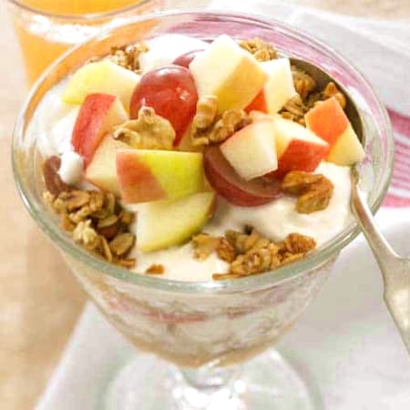 FRUTA DEL DIA CON YOGURT Y GRANOLA