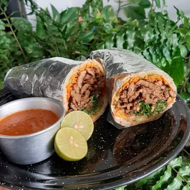 Wrap Burrito con Papas & Bebida del Día