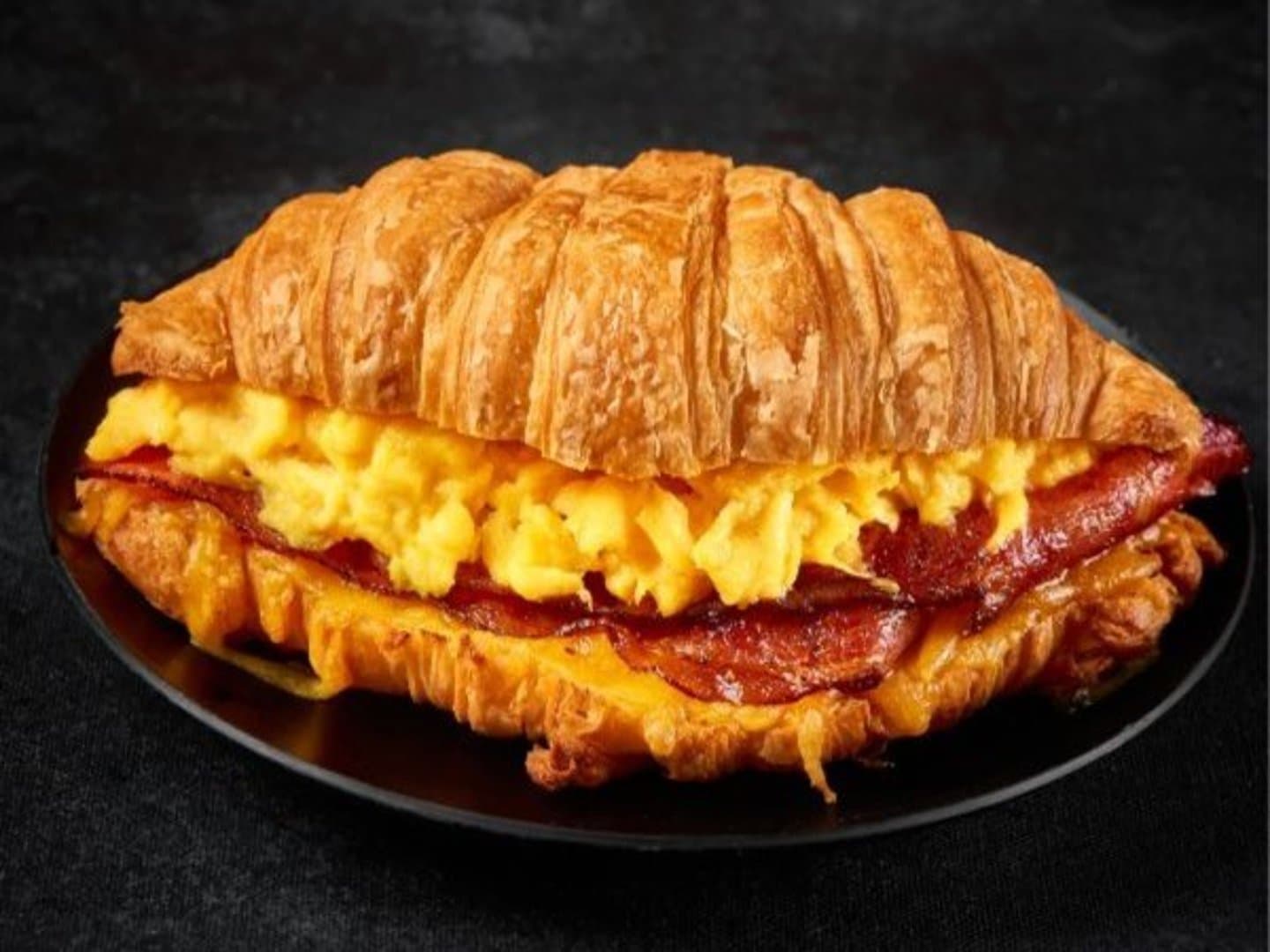 Croissant de huevo, queso y tocino