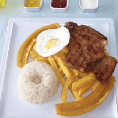 Chuleta a la Parrilla con Papas Fritas