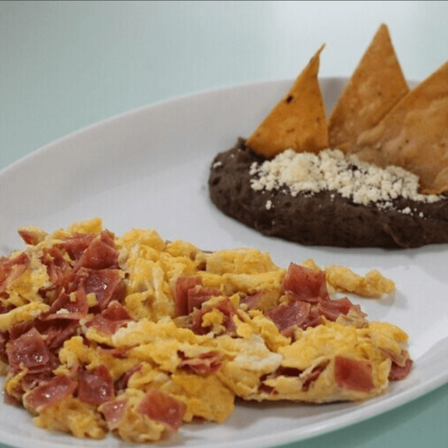 Huevos Revueltos con Tocino