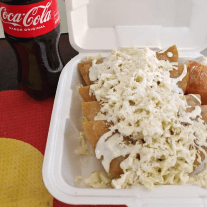 Empanadas de queso con coca cola.